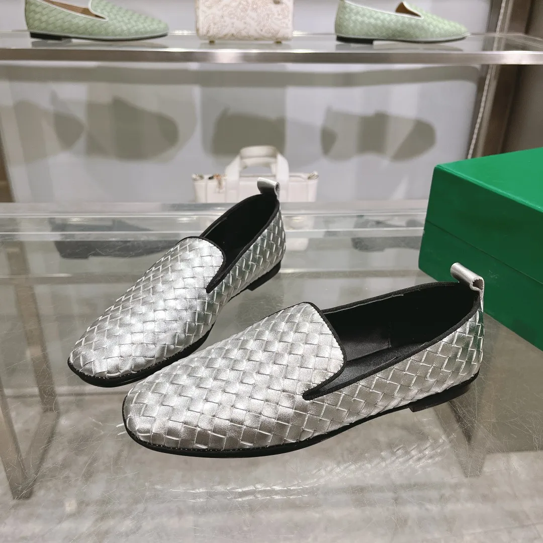 [BV] Top P: 760💰Size for couples: 35-44 (Female 40, Male 38 45, custom-made and non-returnable) (Bottega Veneta) Genuine leather outsole classic woven beanie shoes, two-wear heel set Blessed are the little feet👣👣Comfortable casual shoes that can be worn all year round, made of imported first-layer sheepskin➕fine-quality sheepskin leather, imported sheepskin lining, luxury genuine leather outsole [rose][rose], Bottega Veneta is an Italian luxury brand. Made using traditional Italian leather craftsmanship. .